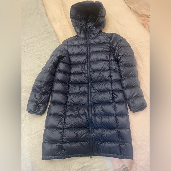 Extra small navy Aritzia parka, Worn only a couple times, extra small - Picture 2 of 3